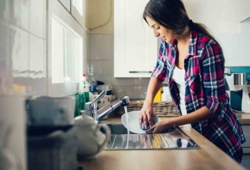 6 λάθη που κάνεις όταν πλένεις τα πιάτα