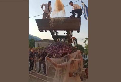 Φτυάρισαν ρύζι από… εκσκαφέα σε γάμο στην Παλαιοπαναγιά! (ΦΩΤΟ)