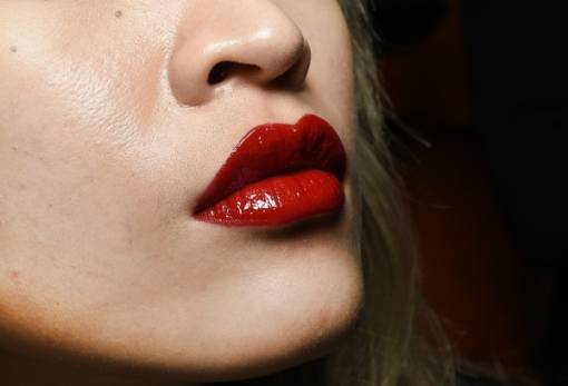 Λαμπερά χείλη: Η κίνηση ματ που θα αναδείξει το γιορτινό σου μακιγιάζ