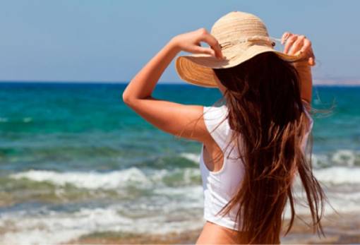 Tips για να «κλειδώσεις» τη βαφή των μαλλιών σου το καλοκαίρι