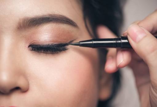 3 tips για να μην μουντζουρώνεσαι με το eyeliner