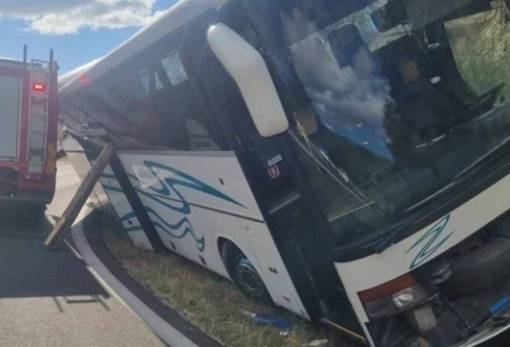 Νεκρός ο οδηγός του λεωφορείου που βγήκε εκτός δρόμου στη Βαμβακού