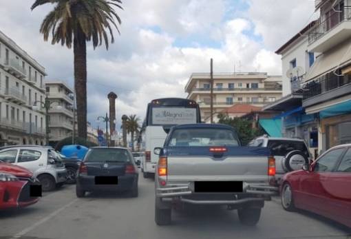 "Σκορπιός": Καθημερινό πρόβλημα με τα διπλοσταθμευμένα τροχοφόρα στην Κ. Παλαιολόγου