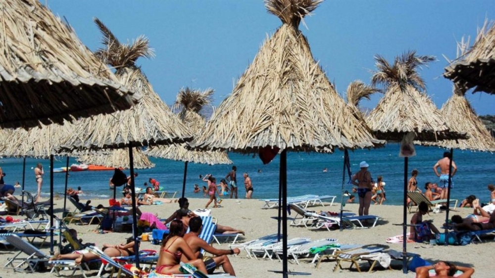 Συγκρατημένοι οι Έλληνες σε διακοπές και αγορές