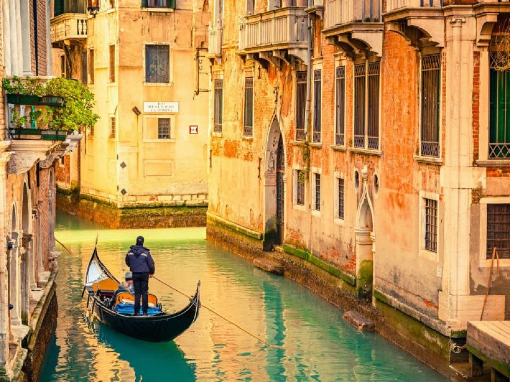 Γονδολιέρηδες βούτηξαν για να καθαρίσουν το Μεγάλο Κανάλι της Βενετίας